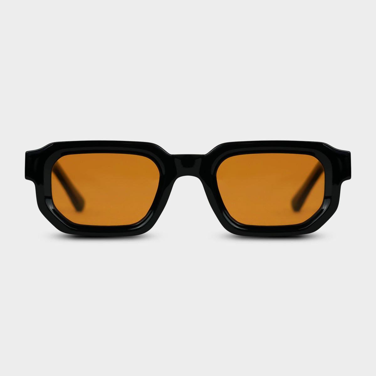 Solbriller med sort stel og orange glas set forfra