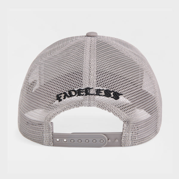 Grå mesh trucker cap set bagfra med justerbar snapback lukning