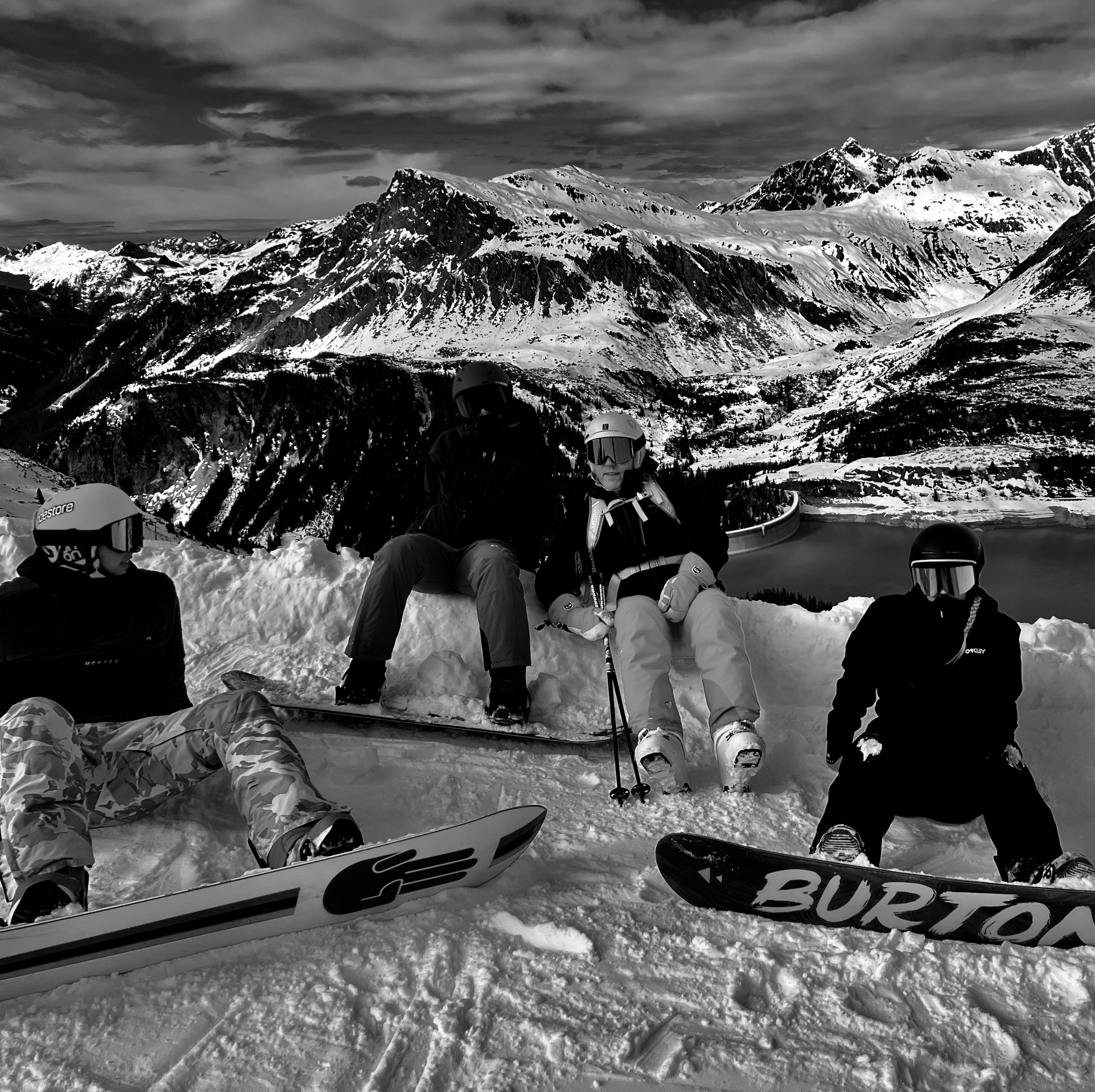 Skiløbere med Glaciér skibriller i alperne, sort-hvid bjergpanorama