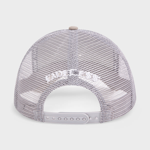Grå trucker cap med mesh bagside og justerbar snapback lukning