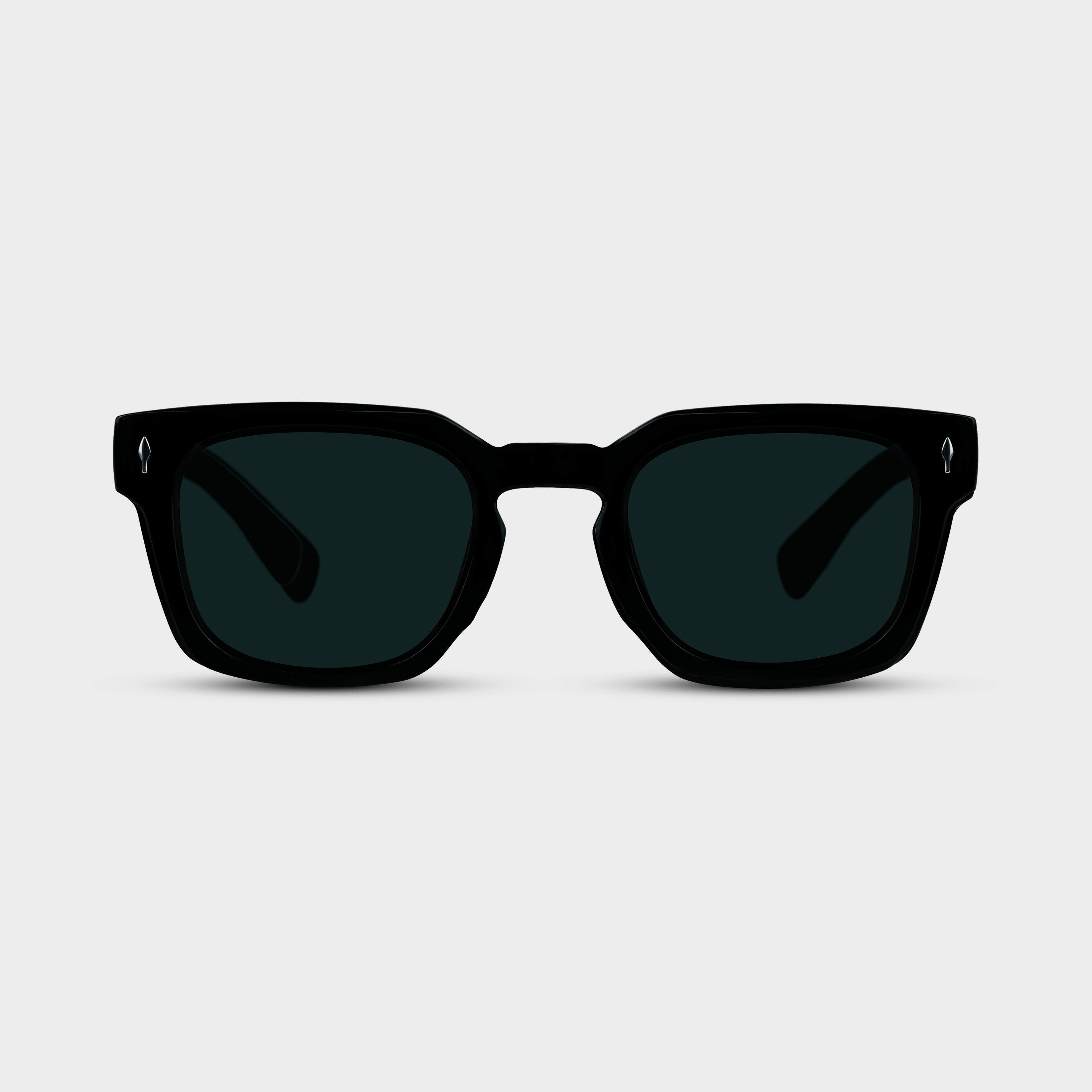 Carl Blackout solbriller i sort med mørke glas set forfra