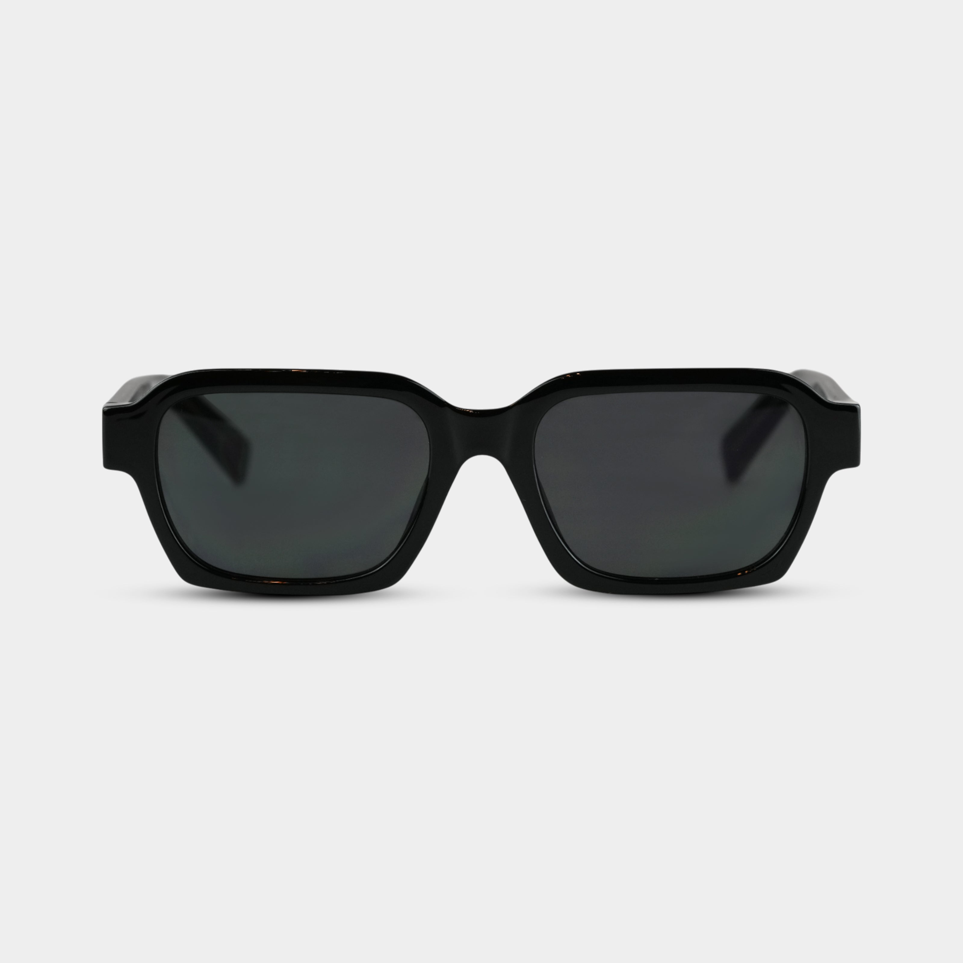 Holger Blackout solbriller i sort med mørke glas set forfra