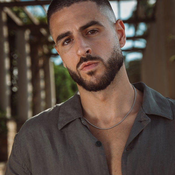 Mand bærer sølvfarvet curb chain halskæde fra Fadeless