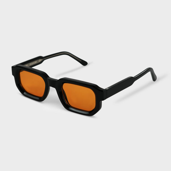Solbriller med sort stel og orange glas i rektangulær form