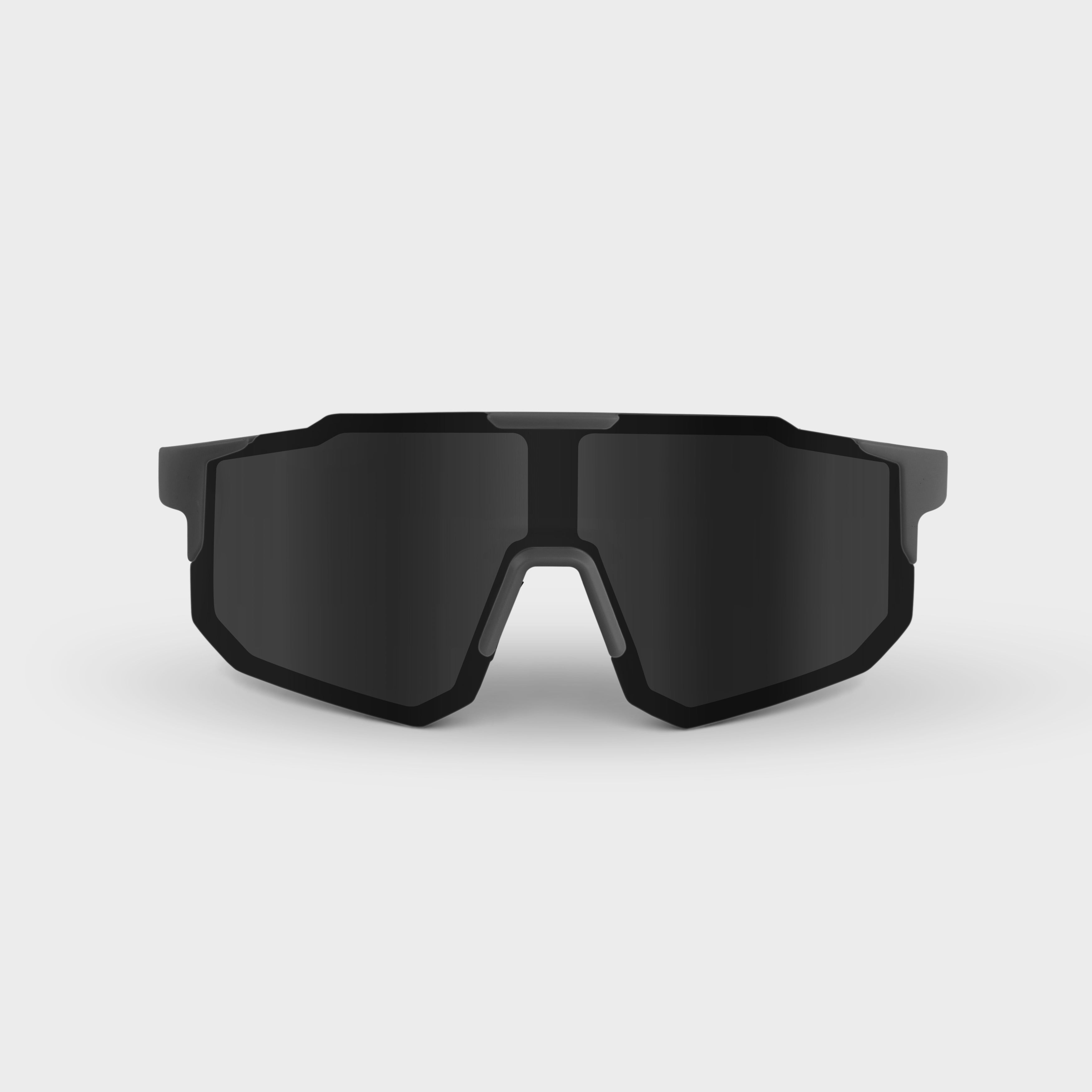 Noire Ghost sportsbriller i sort med mørke glas set forfra