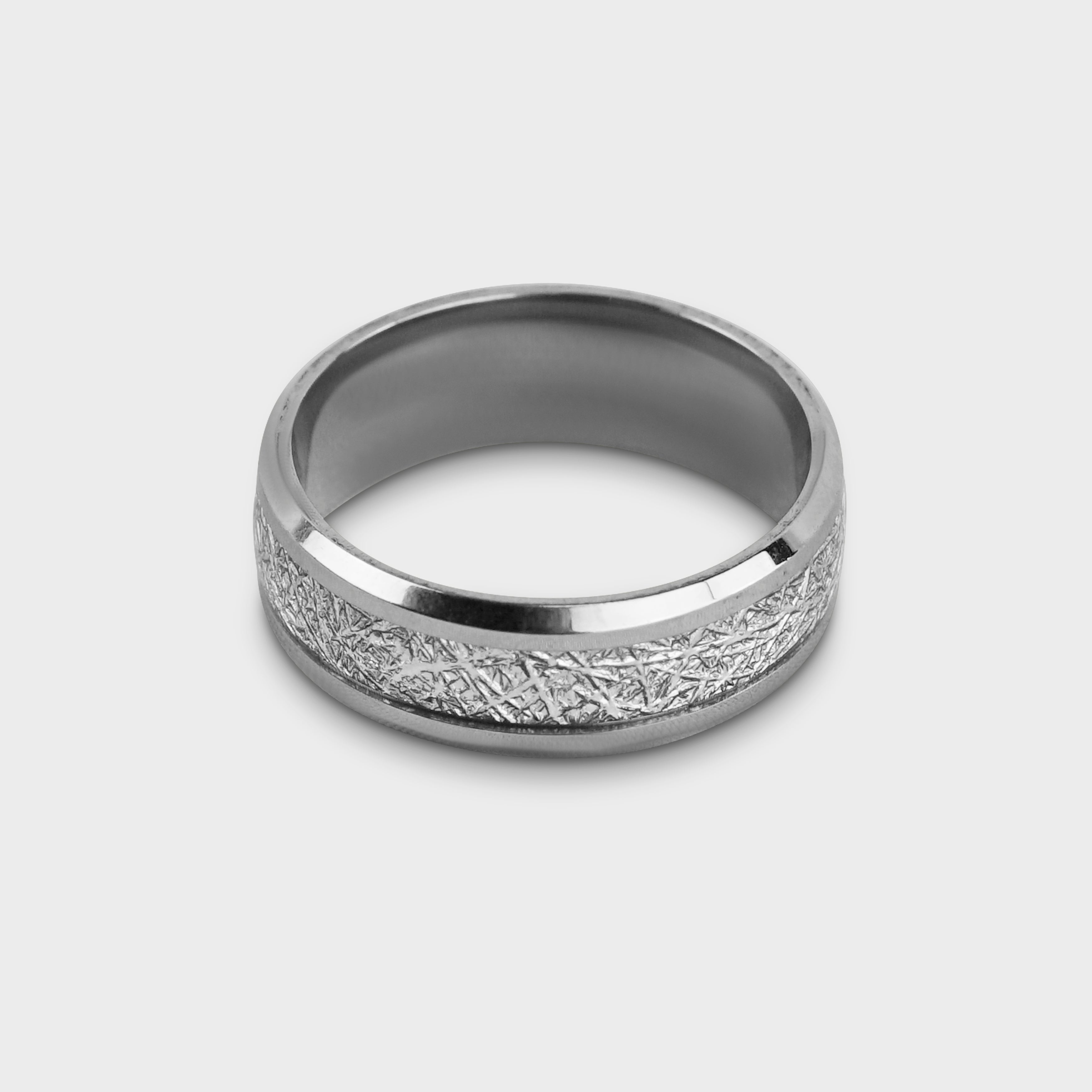 Sølvfarvet ring med struktureret mønster fra Fadeless