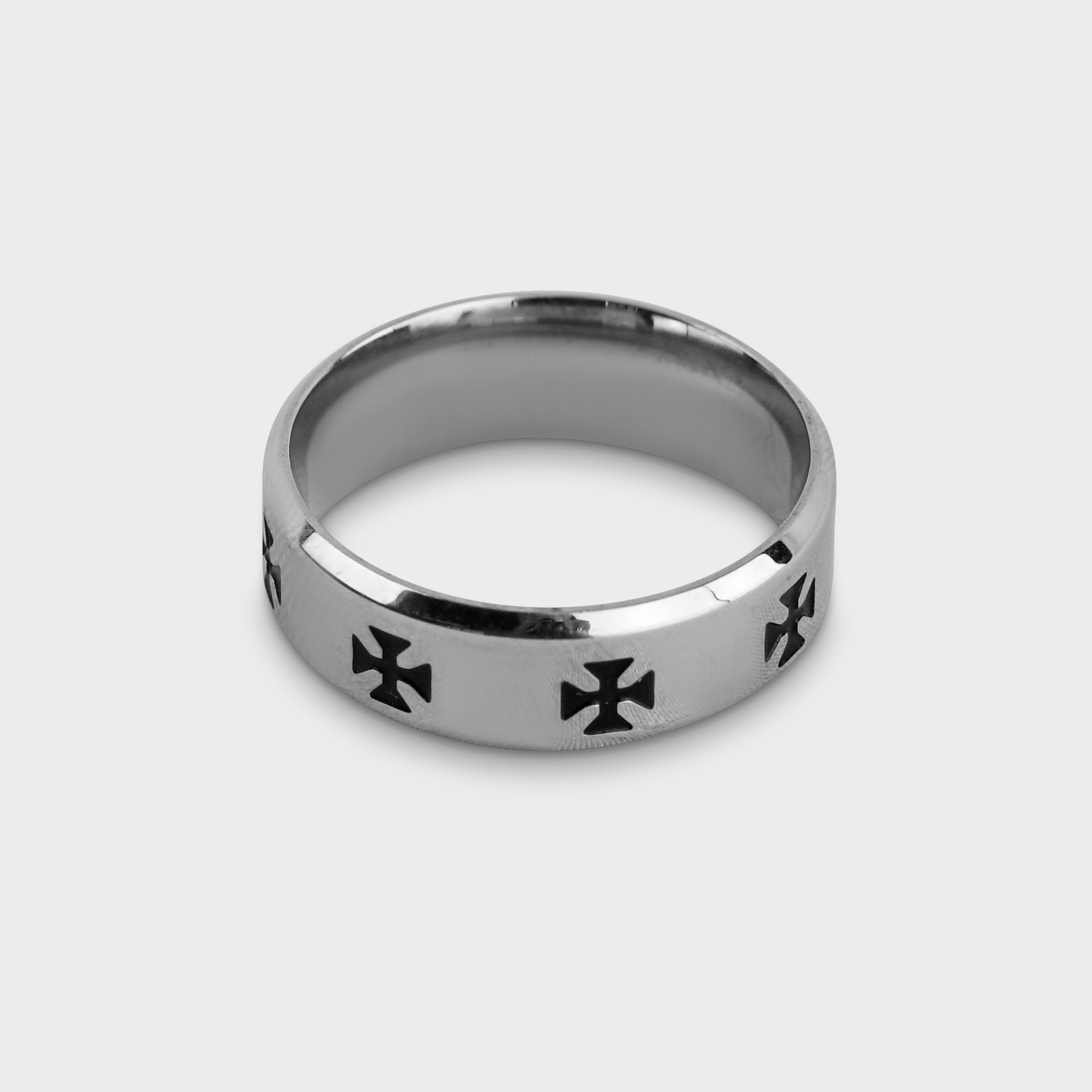 Sølvfarvet ring med sorte kors-motiver