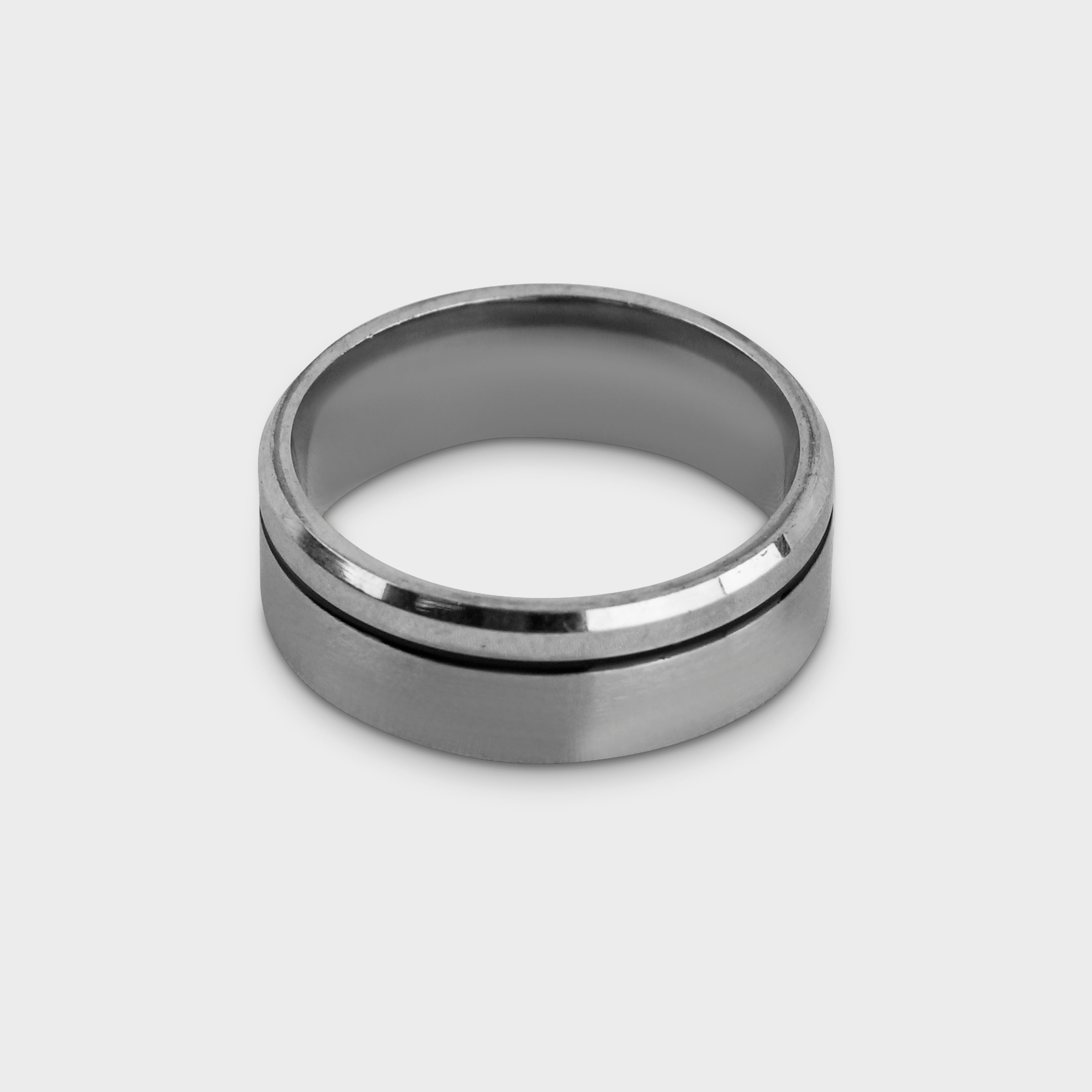 Sølvfarvet ring i rustfrit stål med sort rille