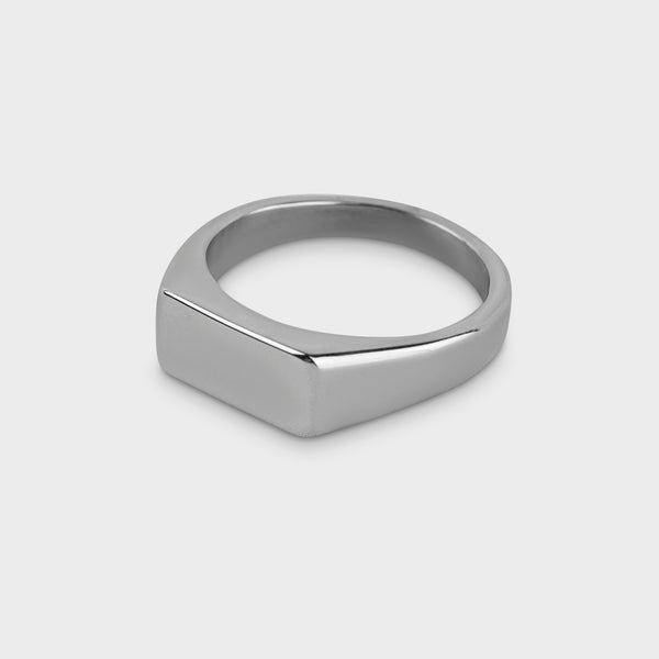 Sølvfarvet ring med flad top i minimalistisk design