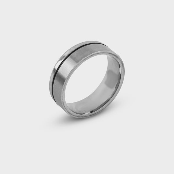 Sølvfarvet ring i rustfrit stål med sort stribe