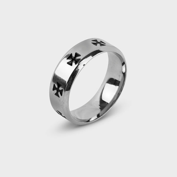 Sølvfarvet ring med kors-motiv i rustfrit stål
