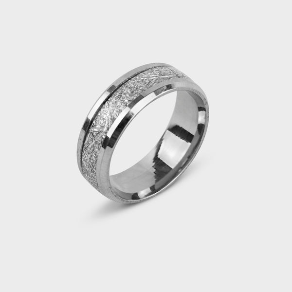 Sølvfarvet ring med tekstureret midterbånd fra Fadeless