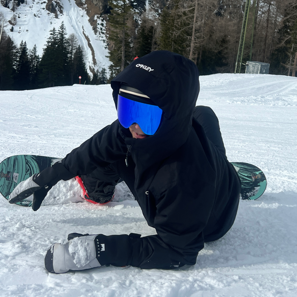 Snowboarder bærer Glaciér skibriller i mørkeblå med blå spejlglas på pisten