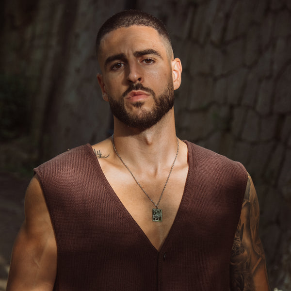 Sølvfarvet globus halskæde til mænd med vedhæng