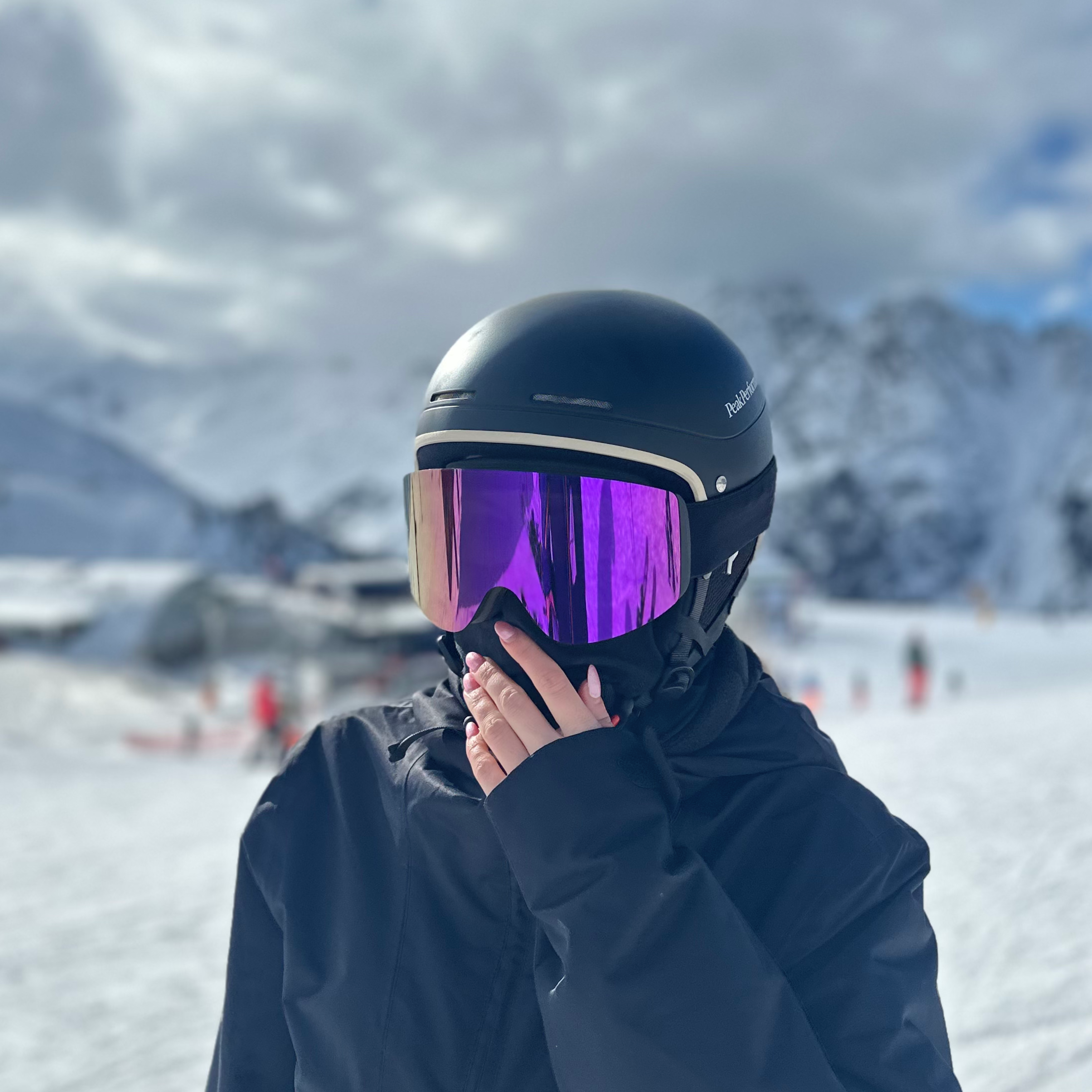 Skibriller med lilla spejlglas og sort hjelm vist i snelandskab