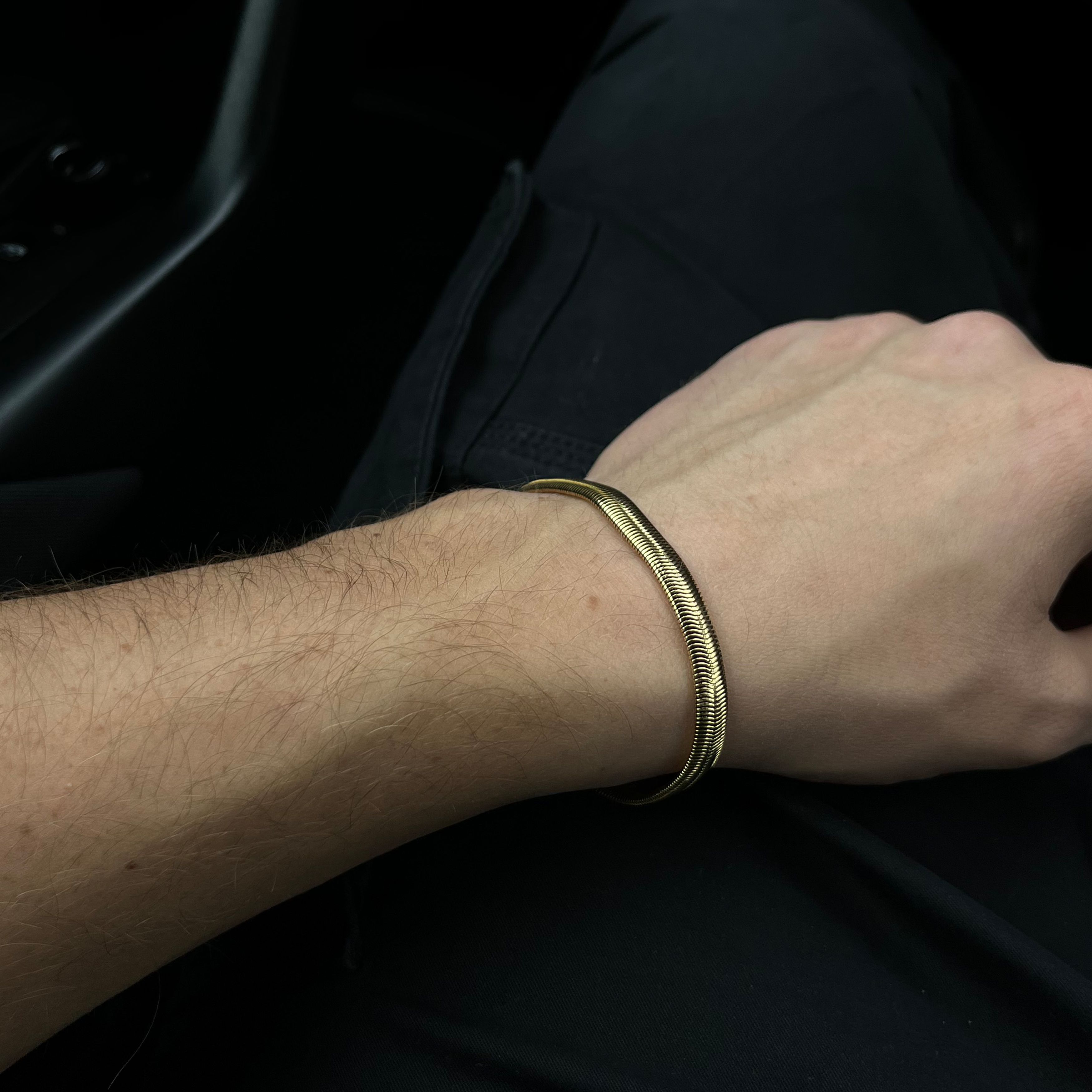 Guldbelagt slangekæde armbånd på håndled