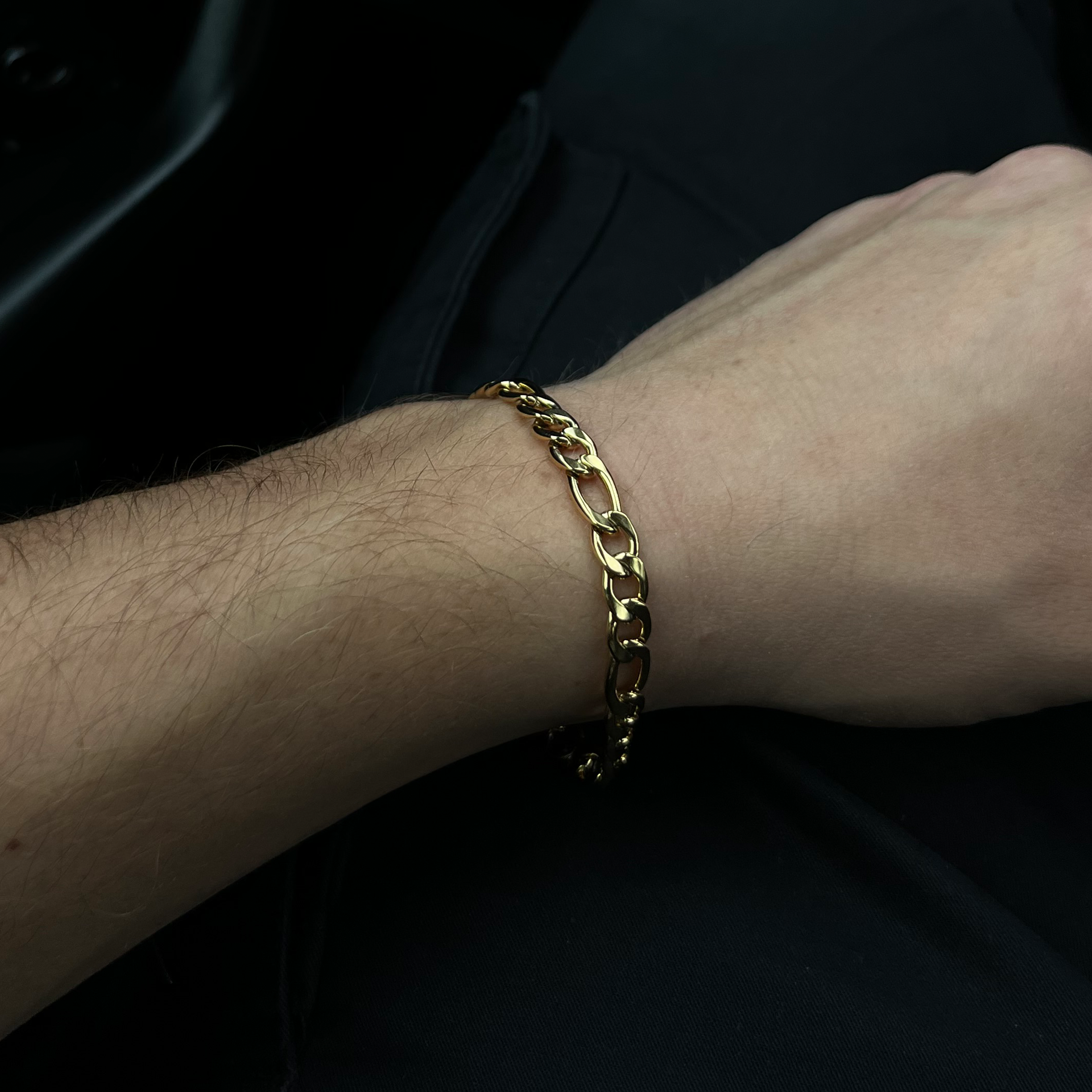 Guldbelagt figaro-lænke armbånd på håndled