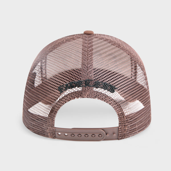 Brun mesh trucker cap set bagfra med justerbar snapback lukning