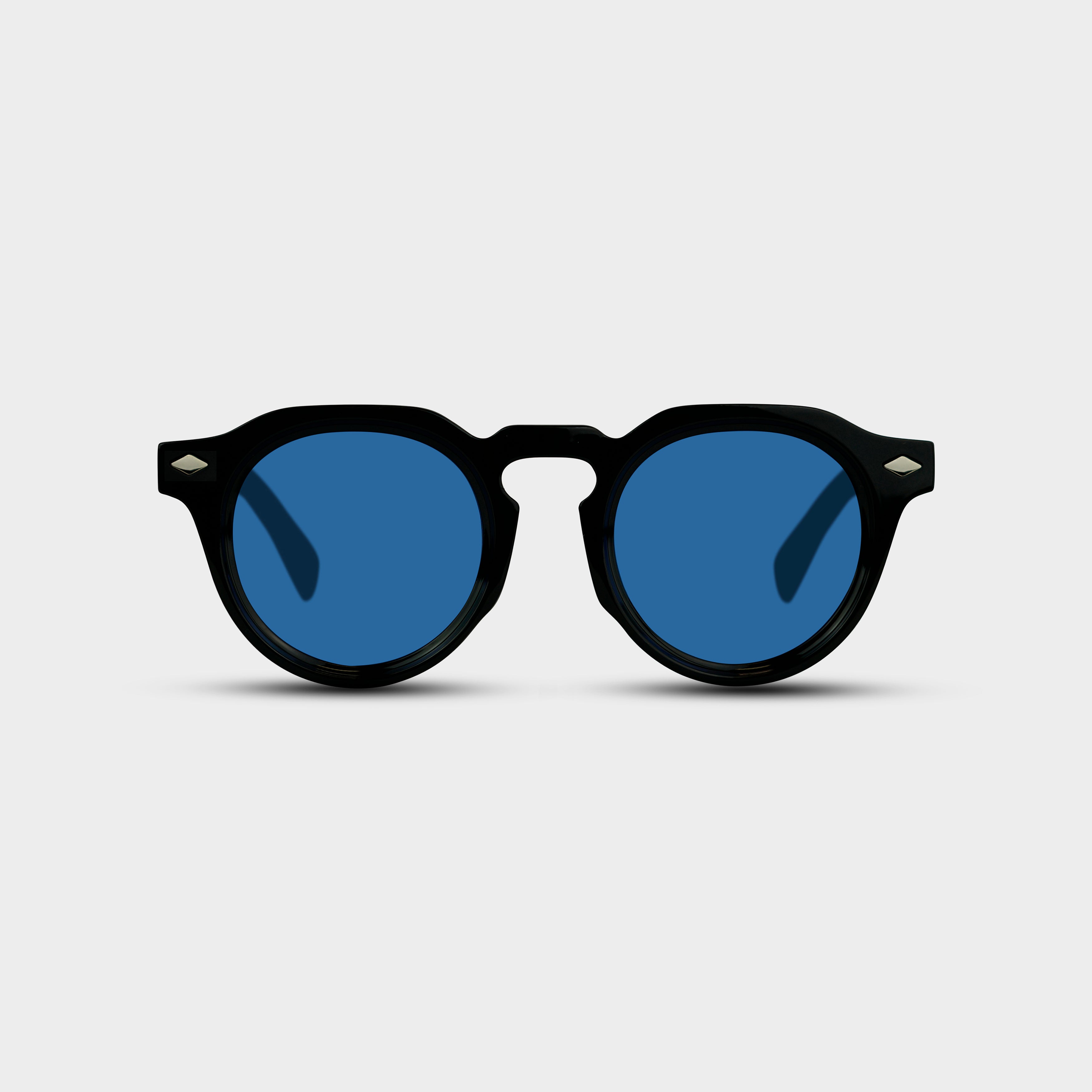 Loui Blow solbriller med sort stel og blå linser set forfra