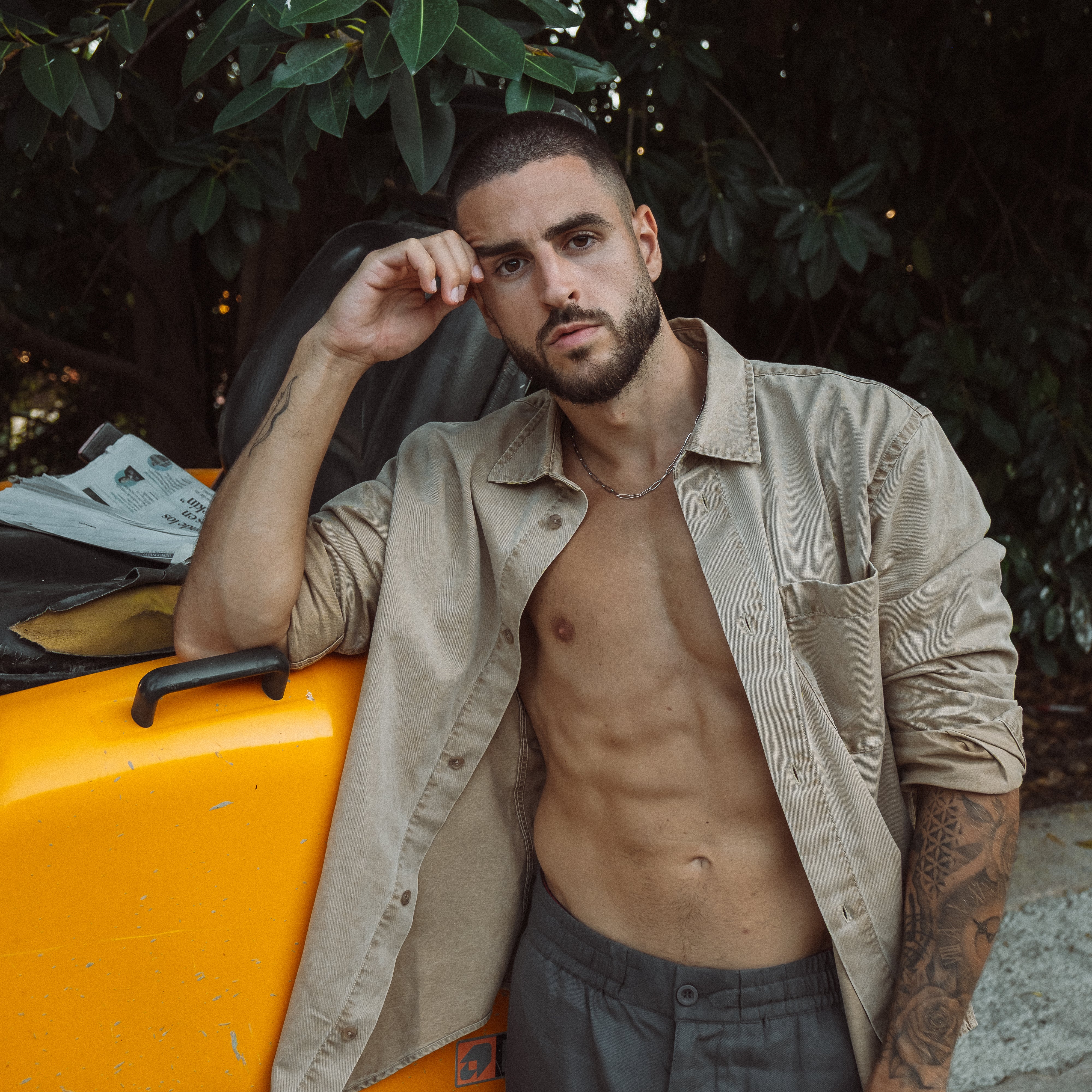 Mand bærer sølvfarvet Milano Chain halskæde fra Fadeless