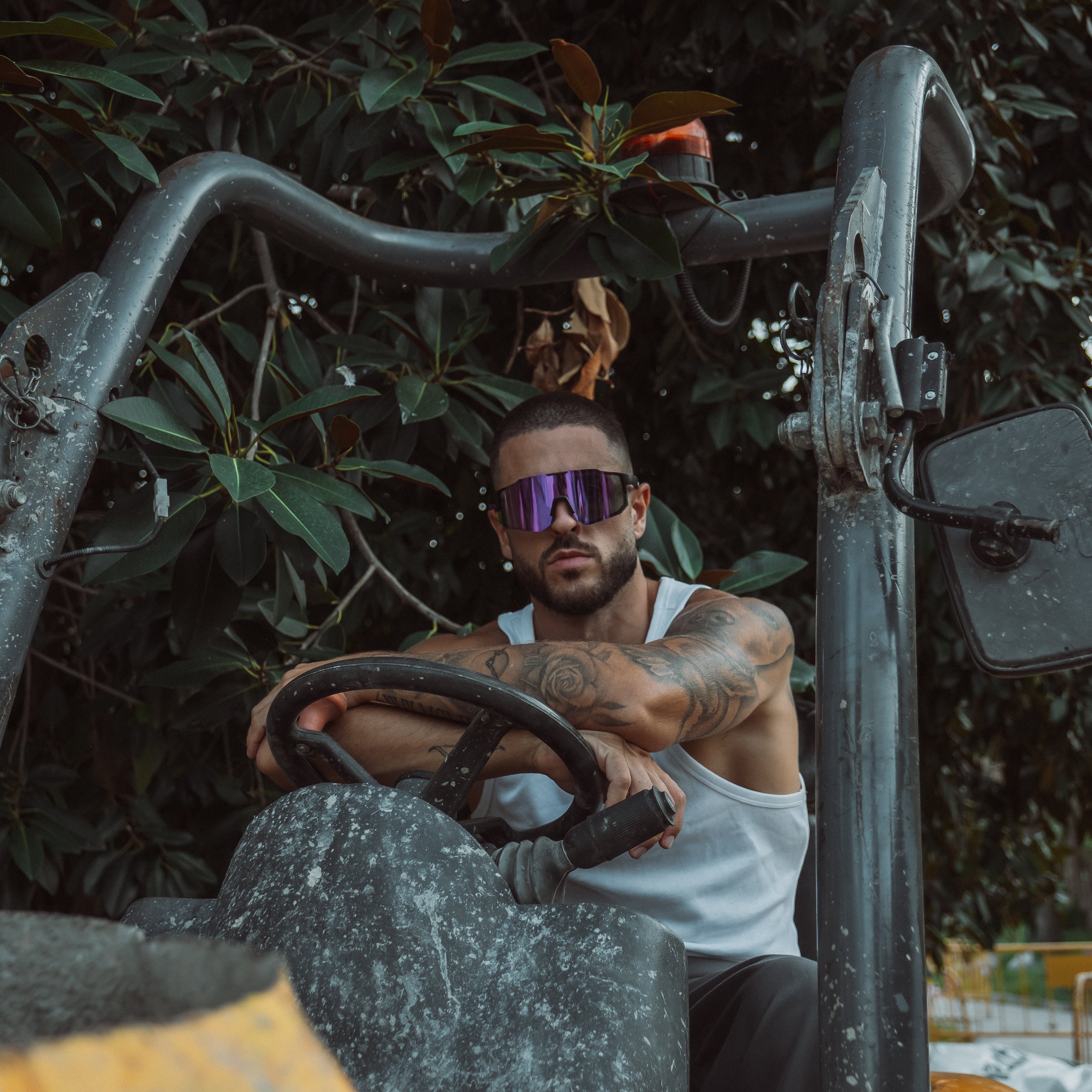 Mand på cykel med Noire Grape sportsbriller i lilla med spejlglas