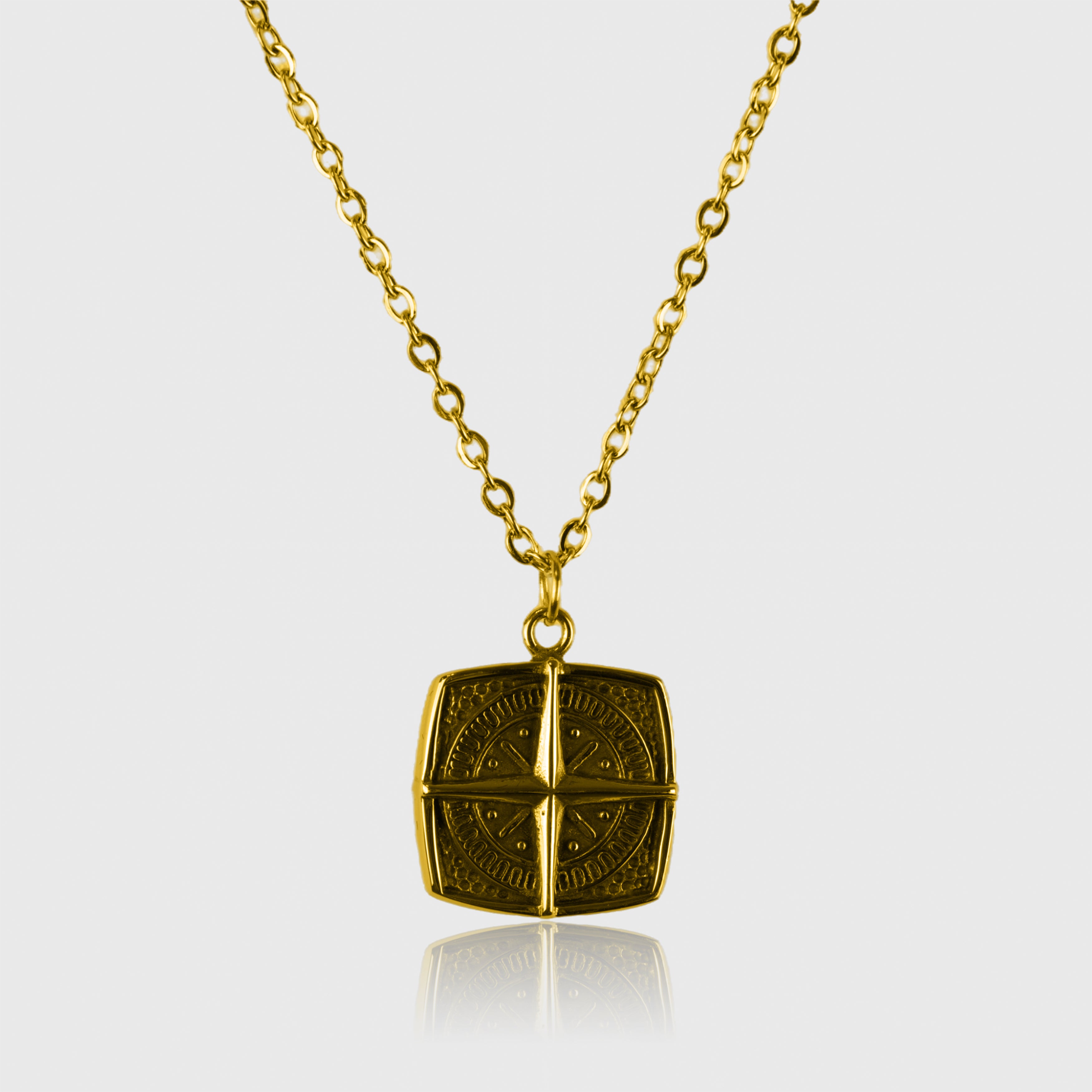 Guldbelagt halskæde med firkantet vedhæng og ornamentalt mønster, 55 cm