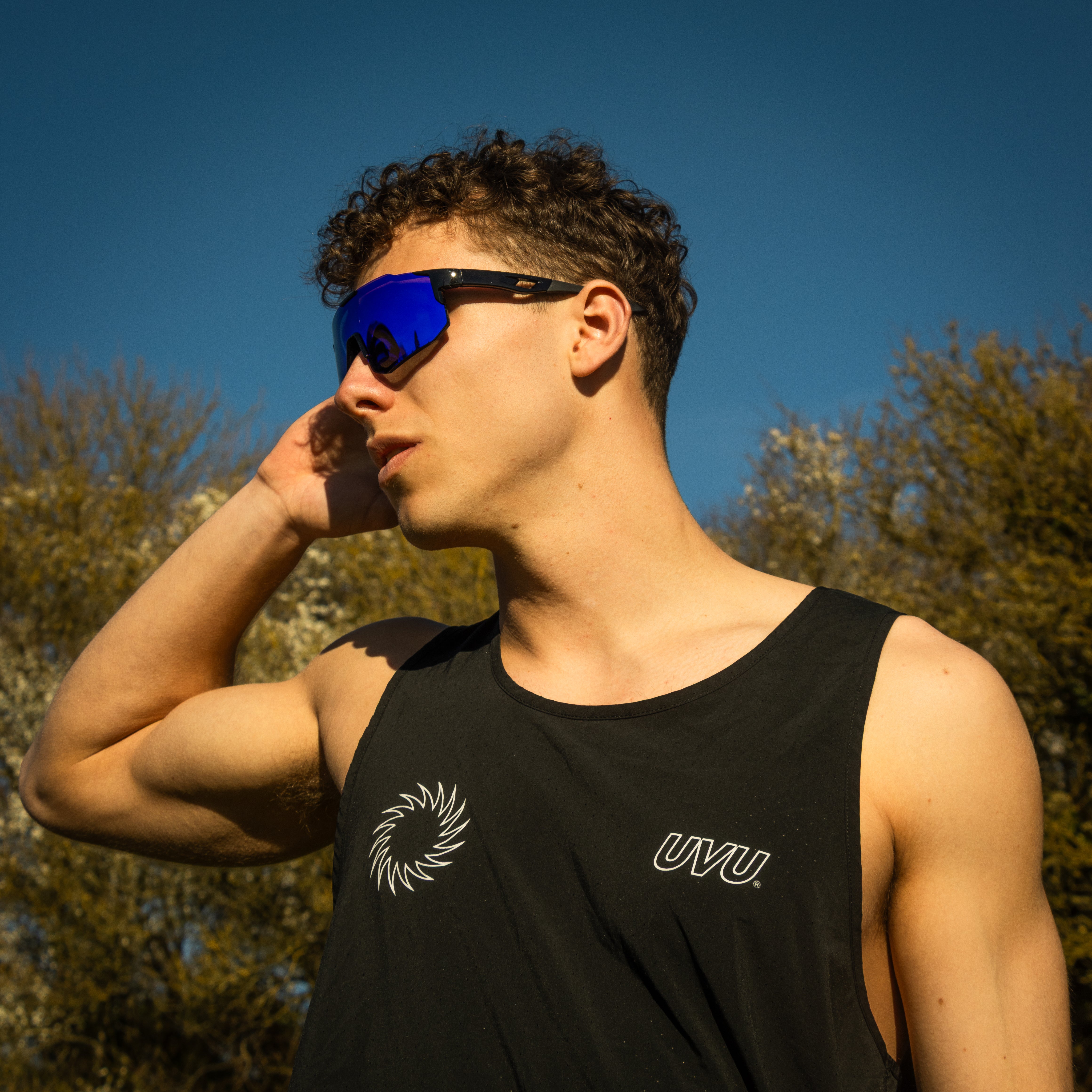 Atlithé Noire Pain sportsbriller med blå spejlglas på model udendørs