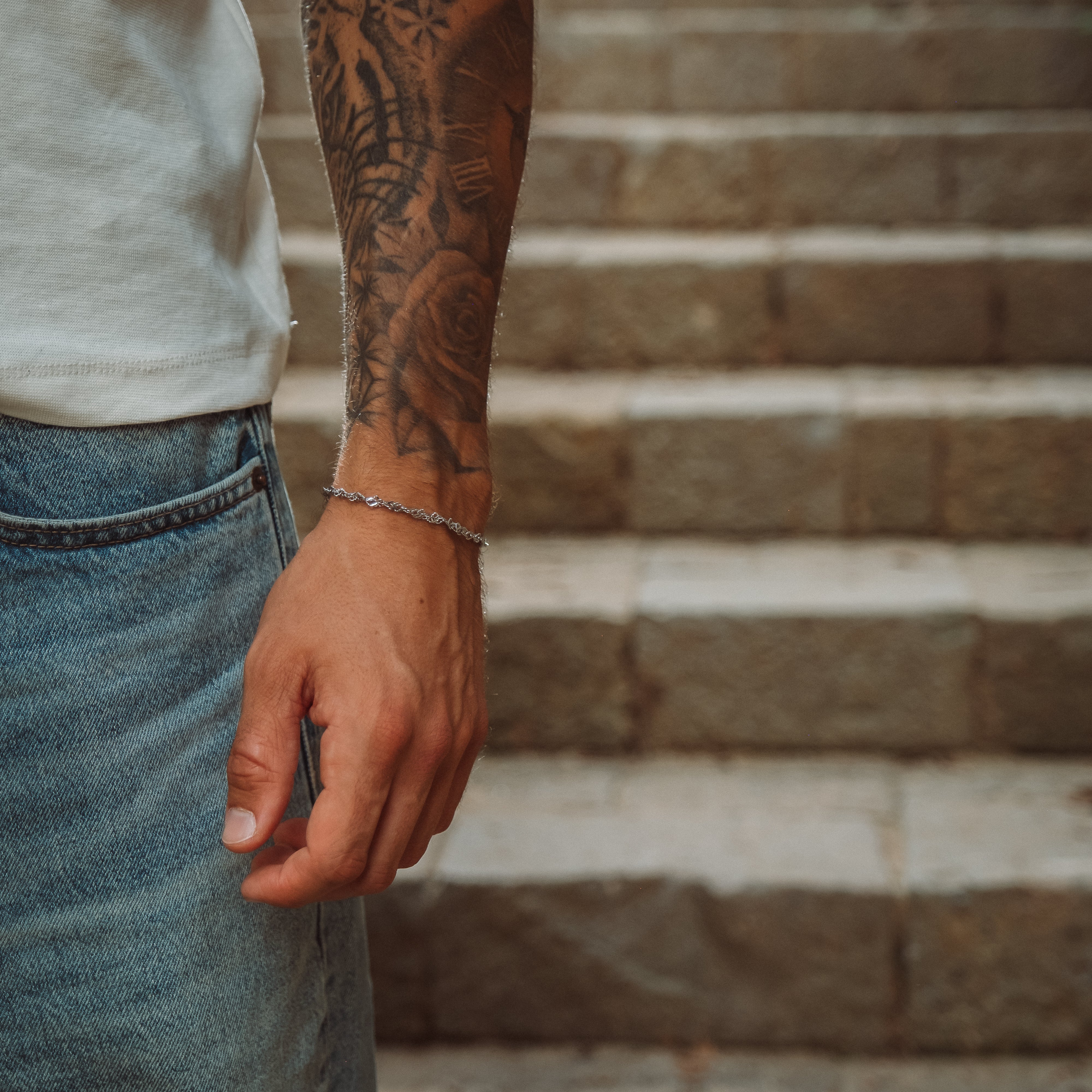 Sølvfarvet armbånd på tatoveret håndled - Paris Armbånd fra Fadeless