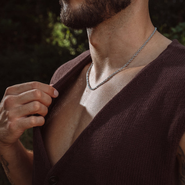 Sølvfarvet halskæde i rope chain design på mand