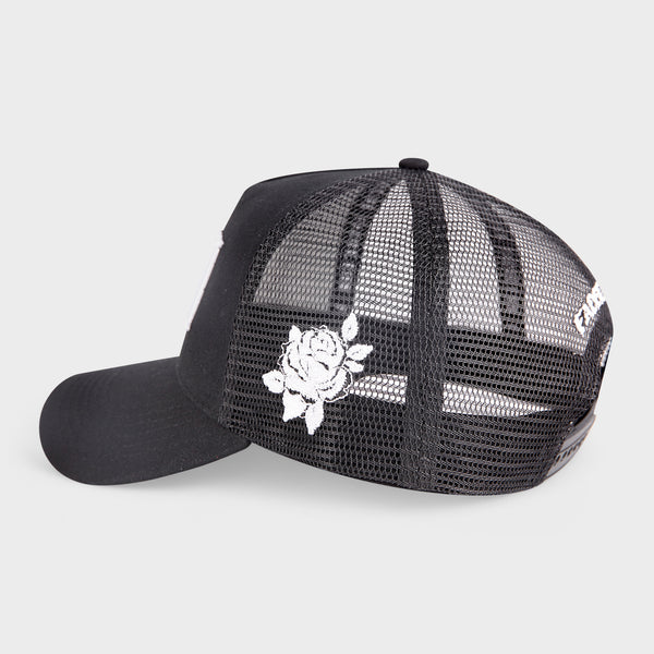 Sort trucker cap med mesh bagside og hvid rose-broderi