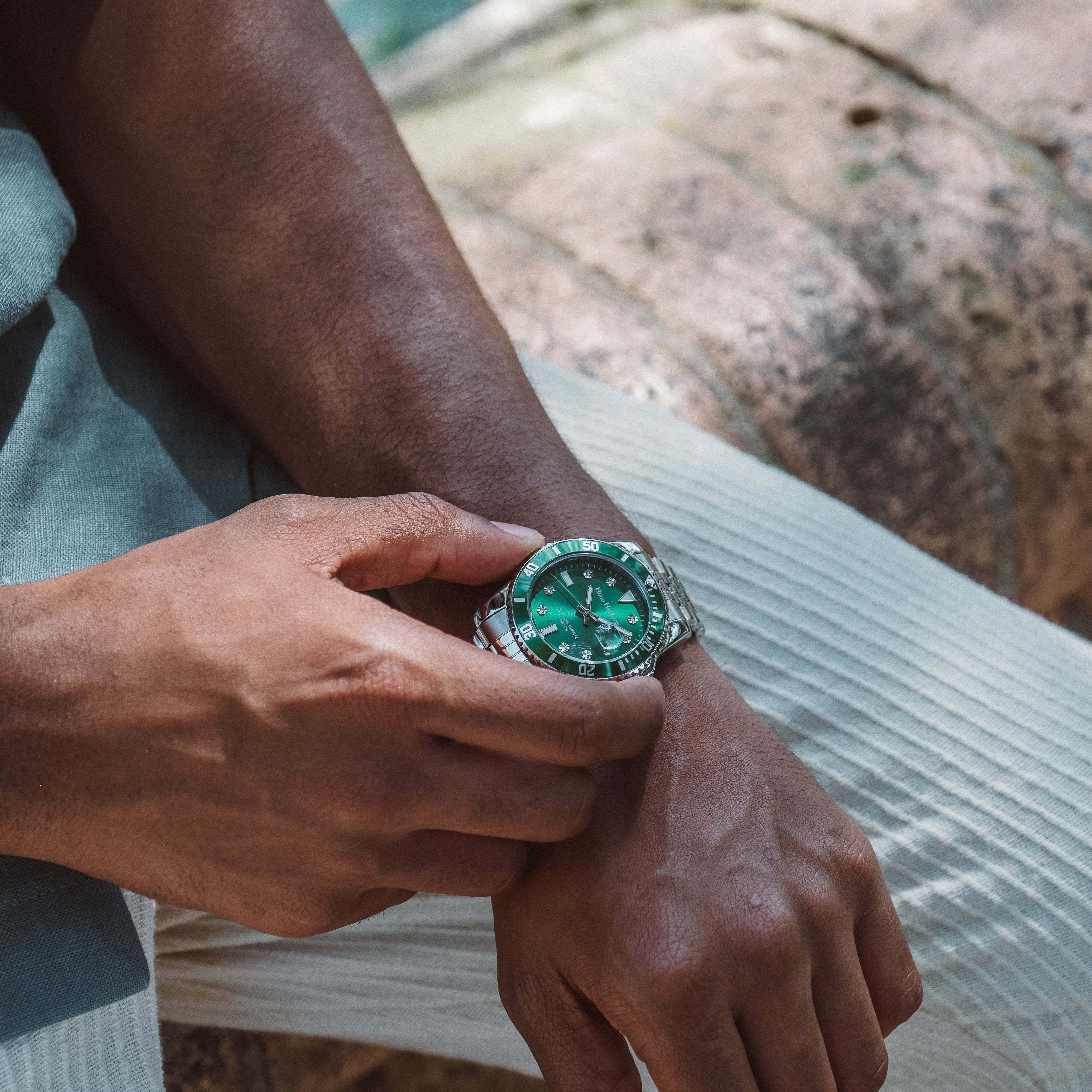 Grønt dykkerur med stållænke på håndled