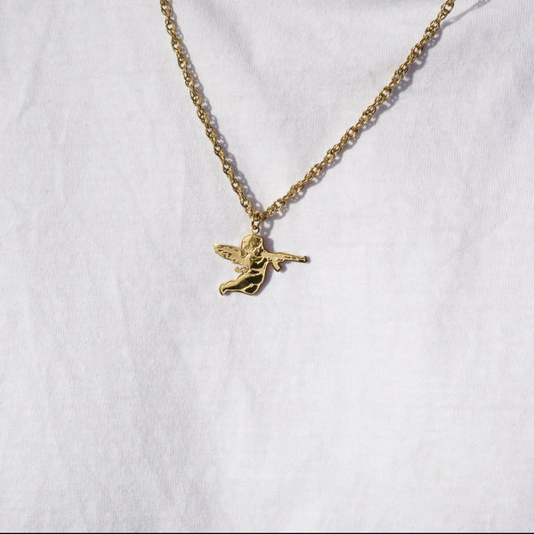 Guldbelagt englehalskæde med fint kædedesign på hvid baggrund