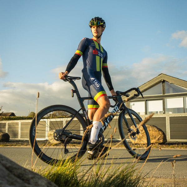 Cykelrytter med racercykel i professionel cykeltrøje og hjelm
