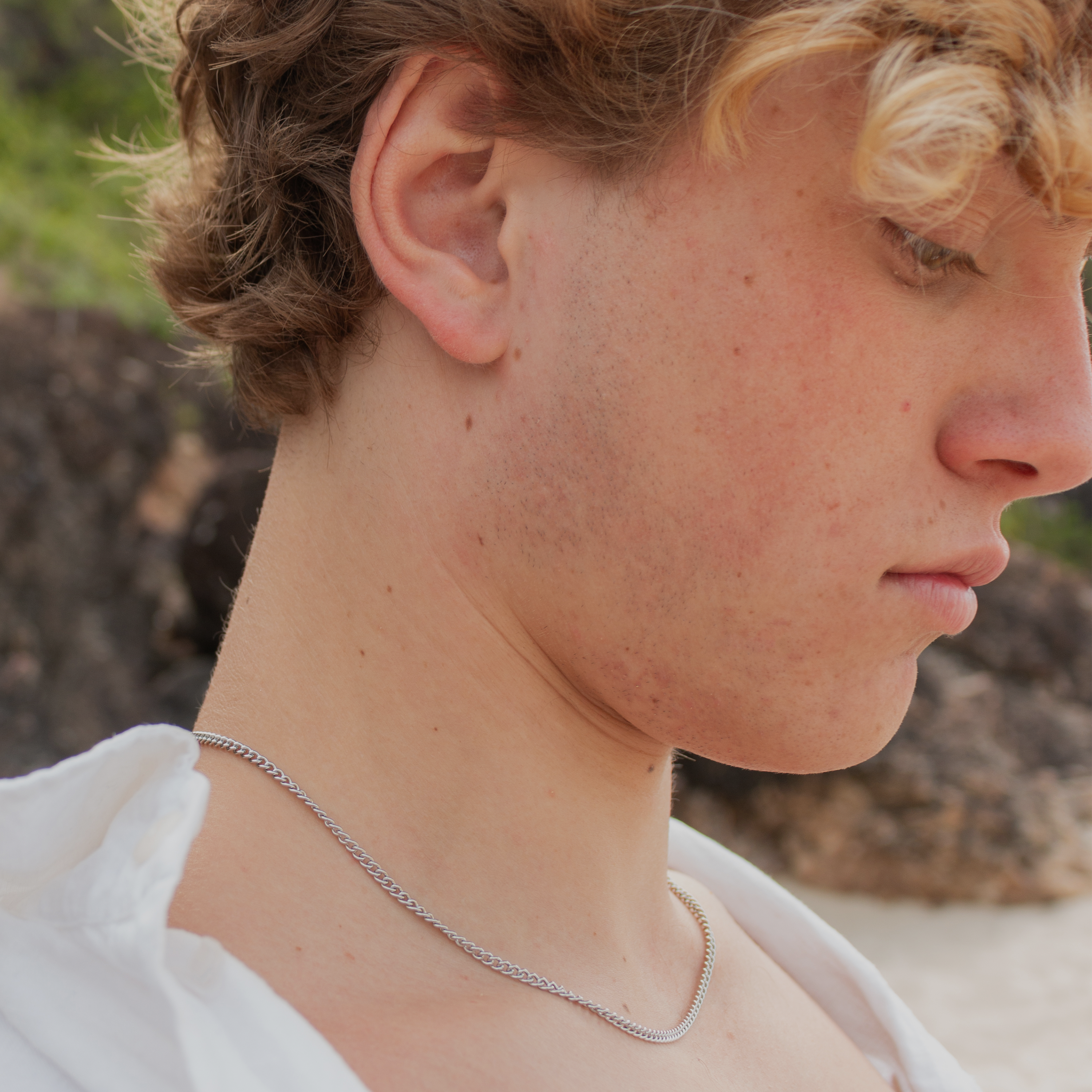 Sølvfarvet curb chain halskæde på model