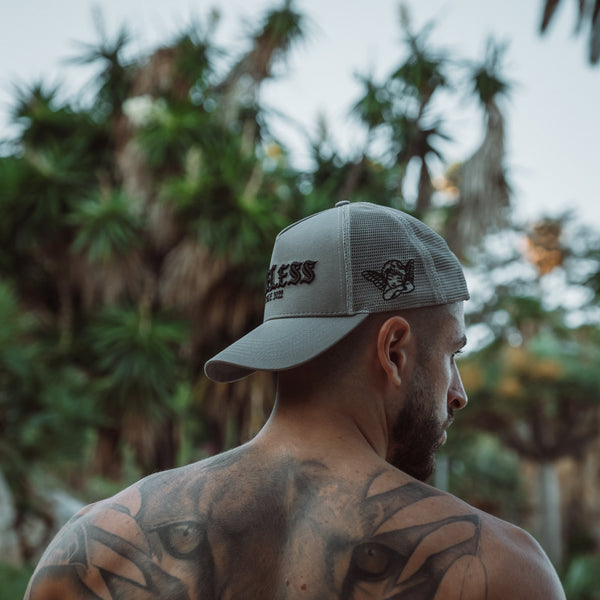 Grå trucker cap med broderet logo set bagfra