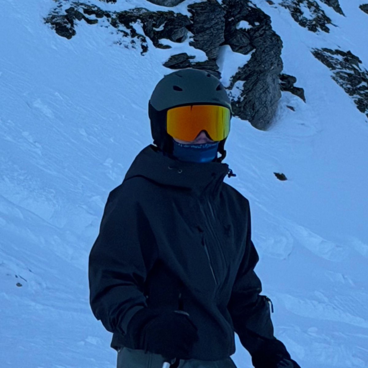 Glaciér skibriller med orange spejlglas og grå hjelm i bjergterræn