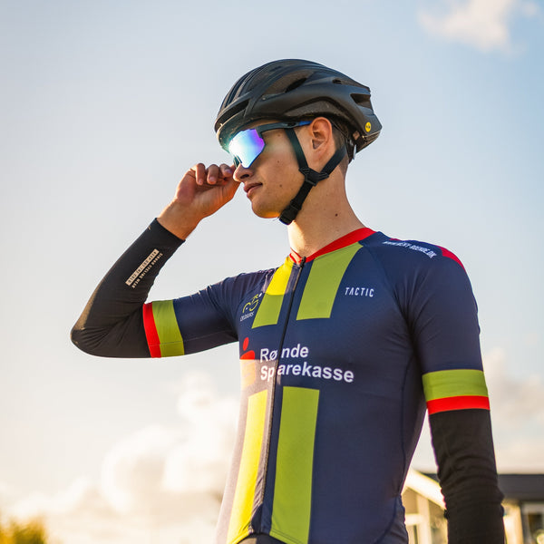 Cykelrytter med Noire Leafy sportsbriller i violet med spejlglas og sort cykelhjelm