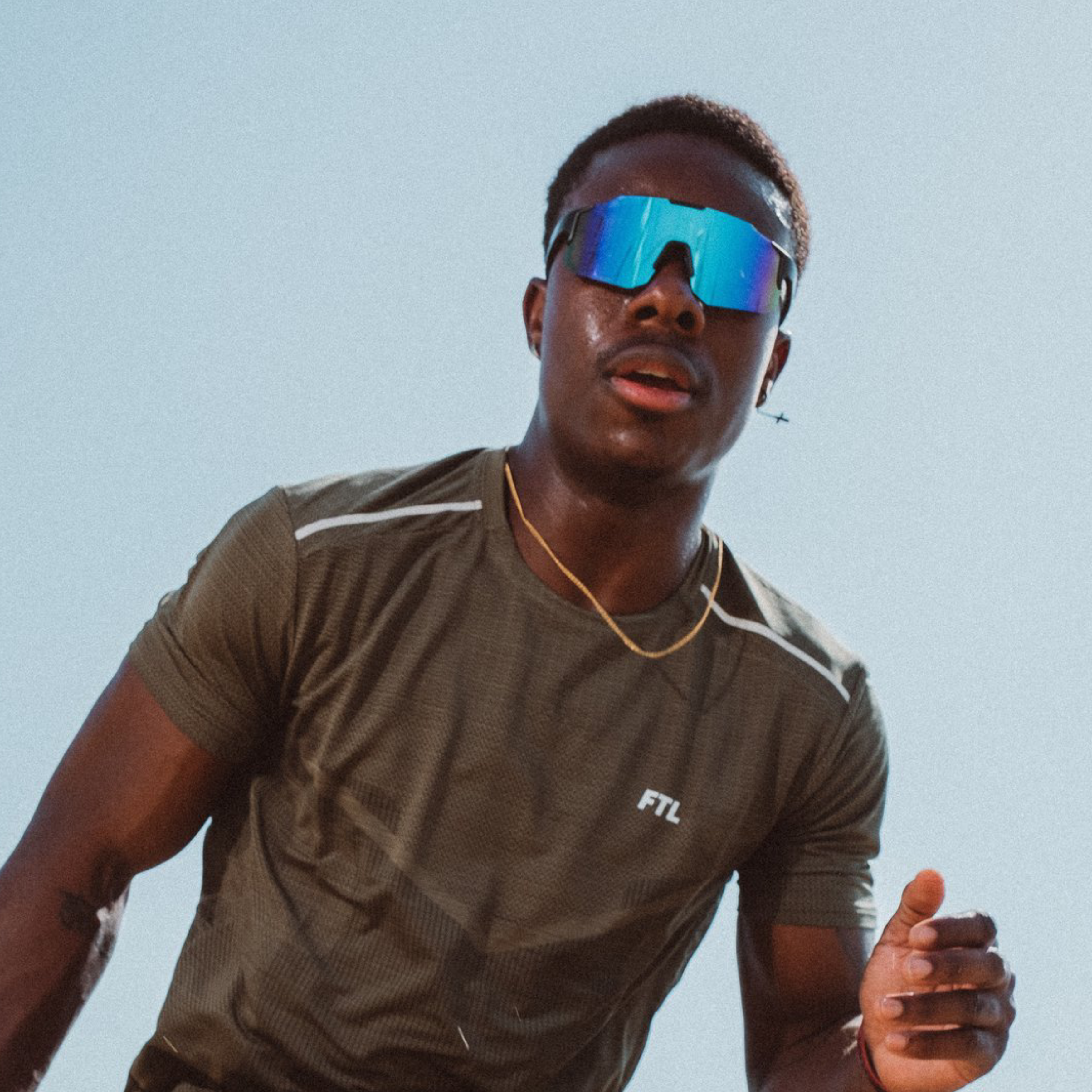 Atlithé Noire Purplish sportsbriller med blå spejlglas under løbetur