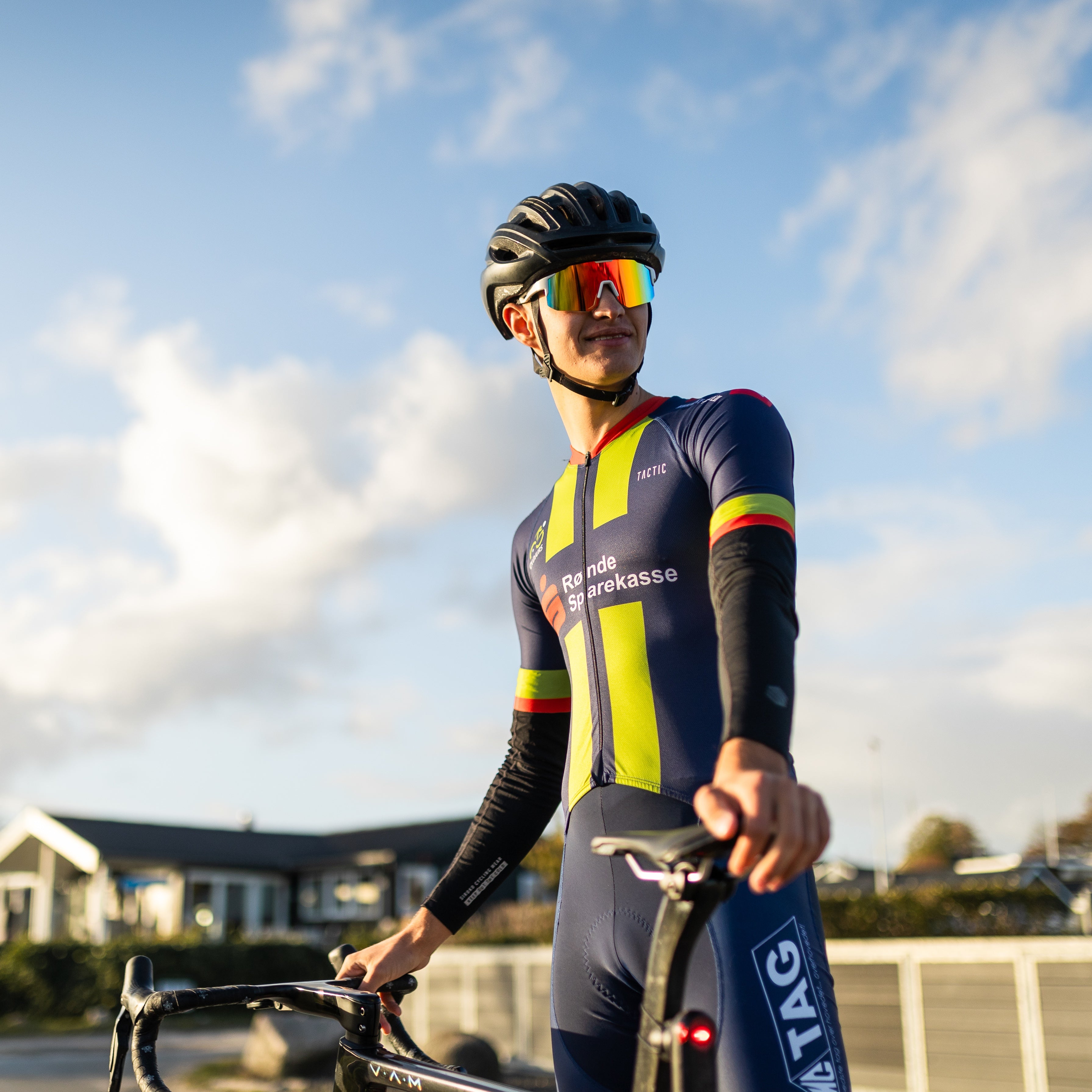 Cyklist med Noire Ruby sportsbriller i tropisk farve og farverig cykeltrøje