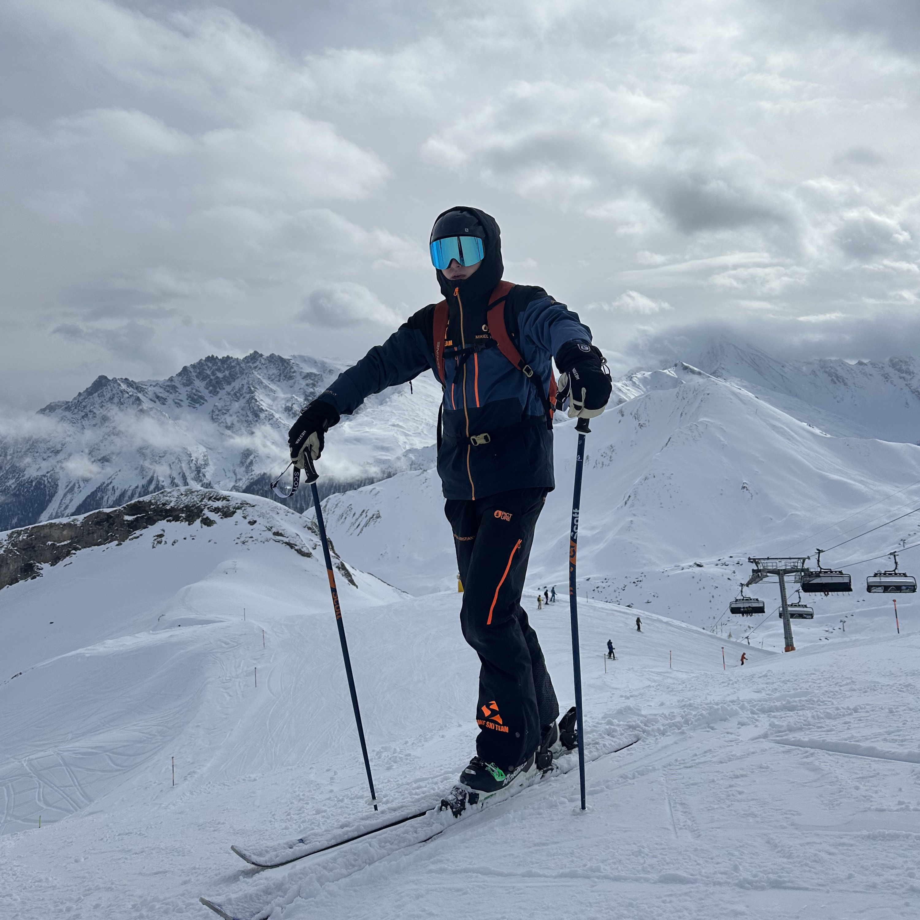 Skiløber på bjerg med Glaciér skibriller i lyseblå fra Atlithé