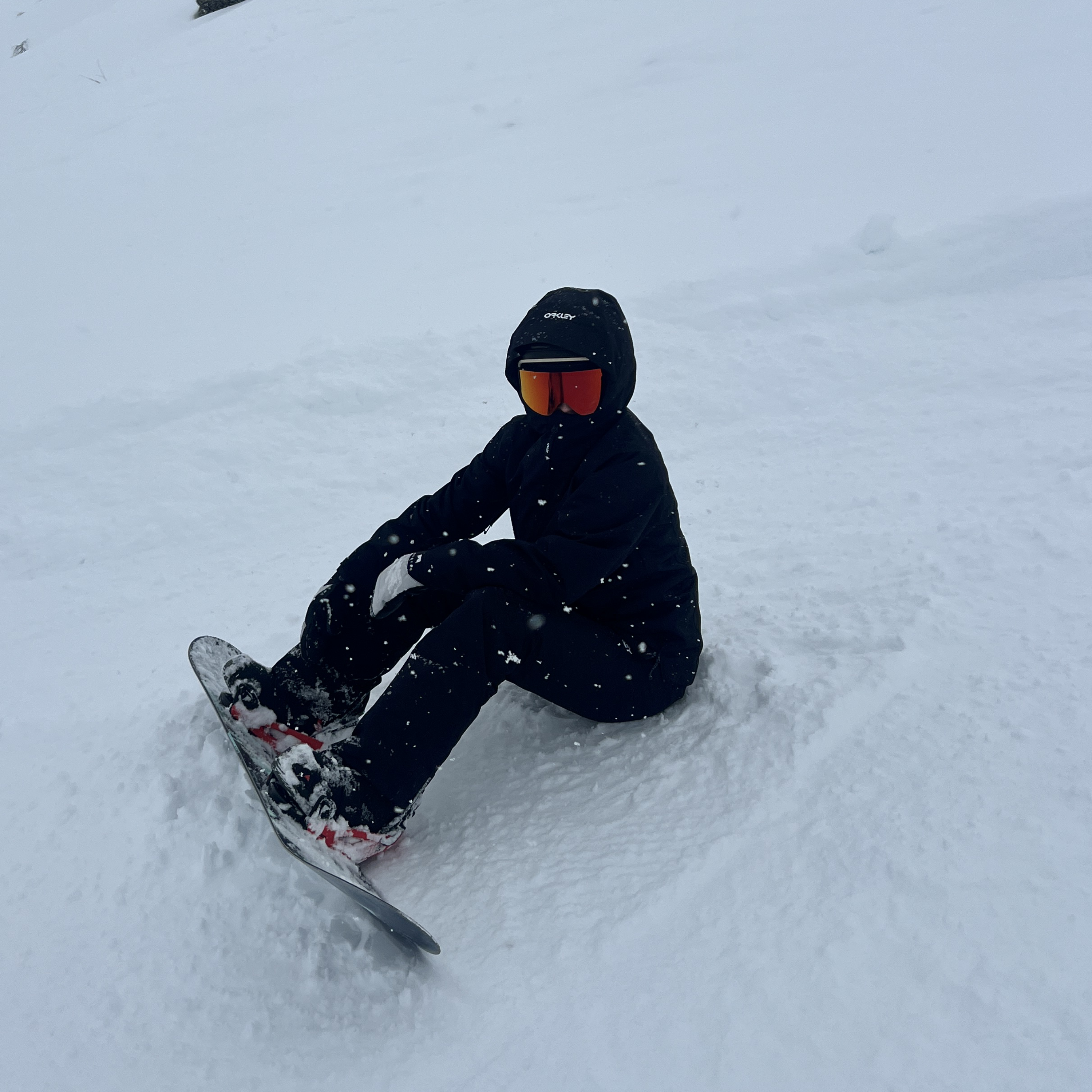Glaciér skibriller med rød linse i brug på snedækket piste