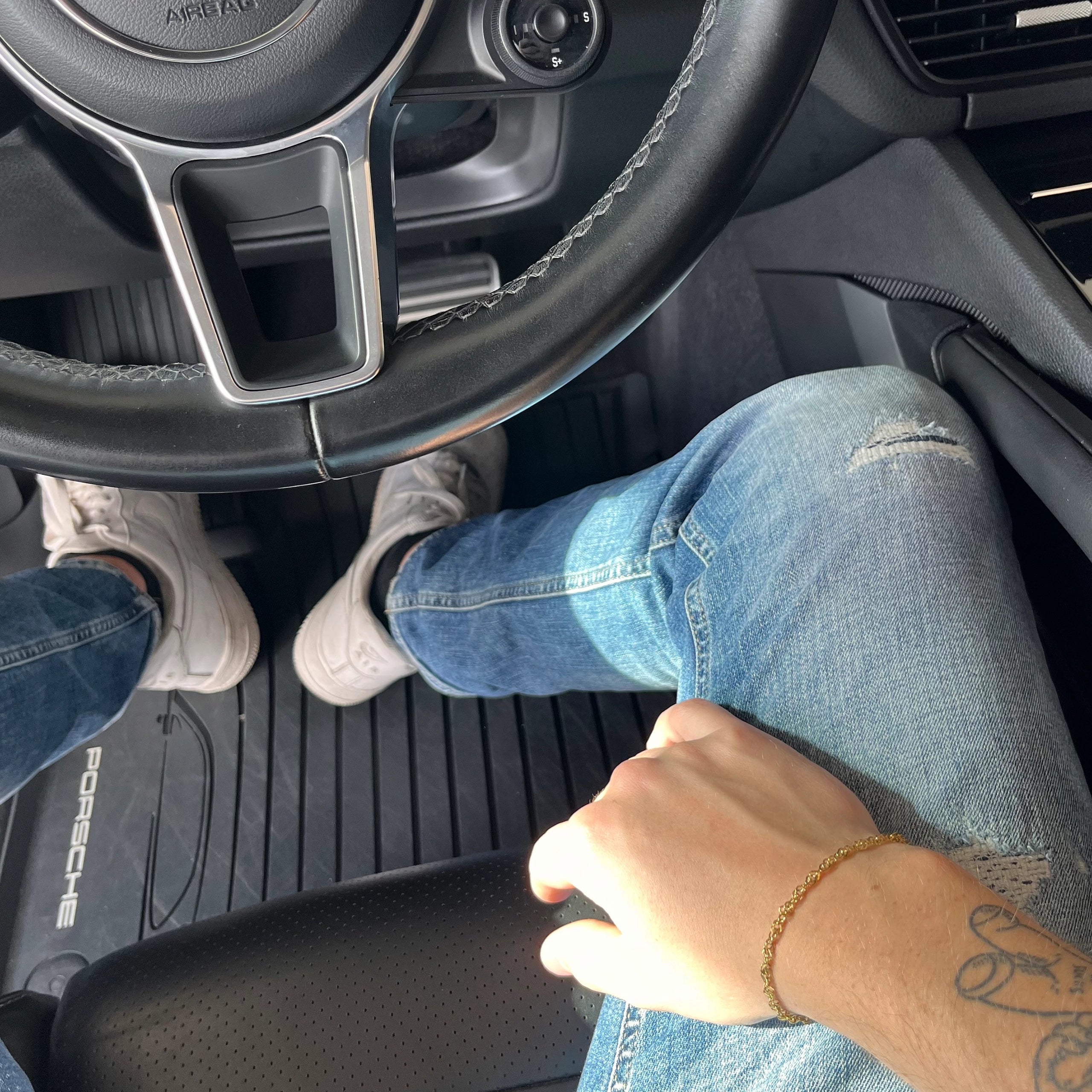 Paris armbånd i 18k guldbelagt sølv på håndled i Porsche bil