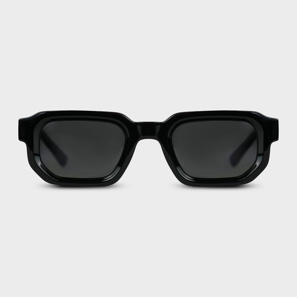 William Blackout solbriller i sort set forfra med mørke glas