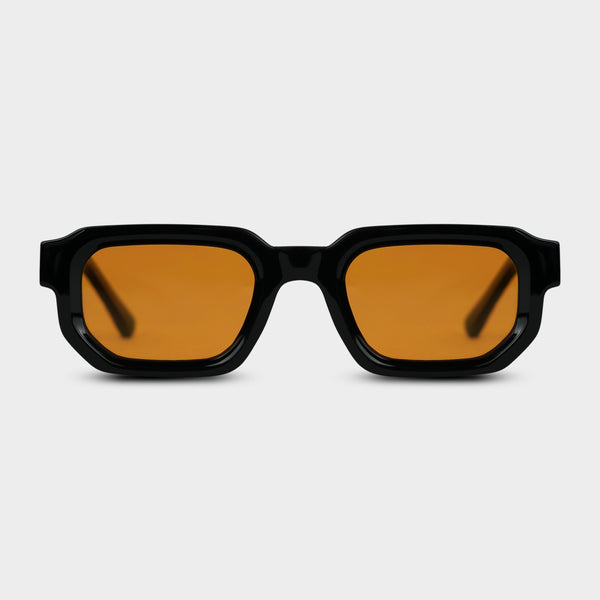 Solbriller med sort stel og orange glas set forfra