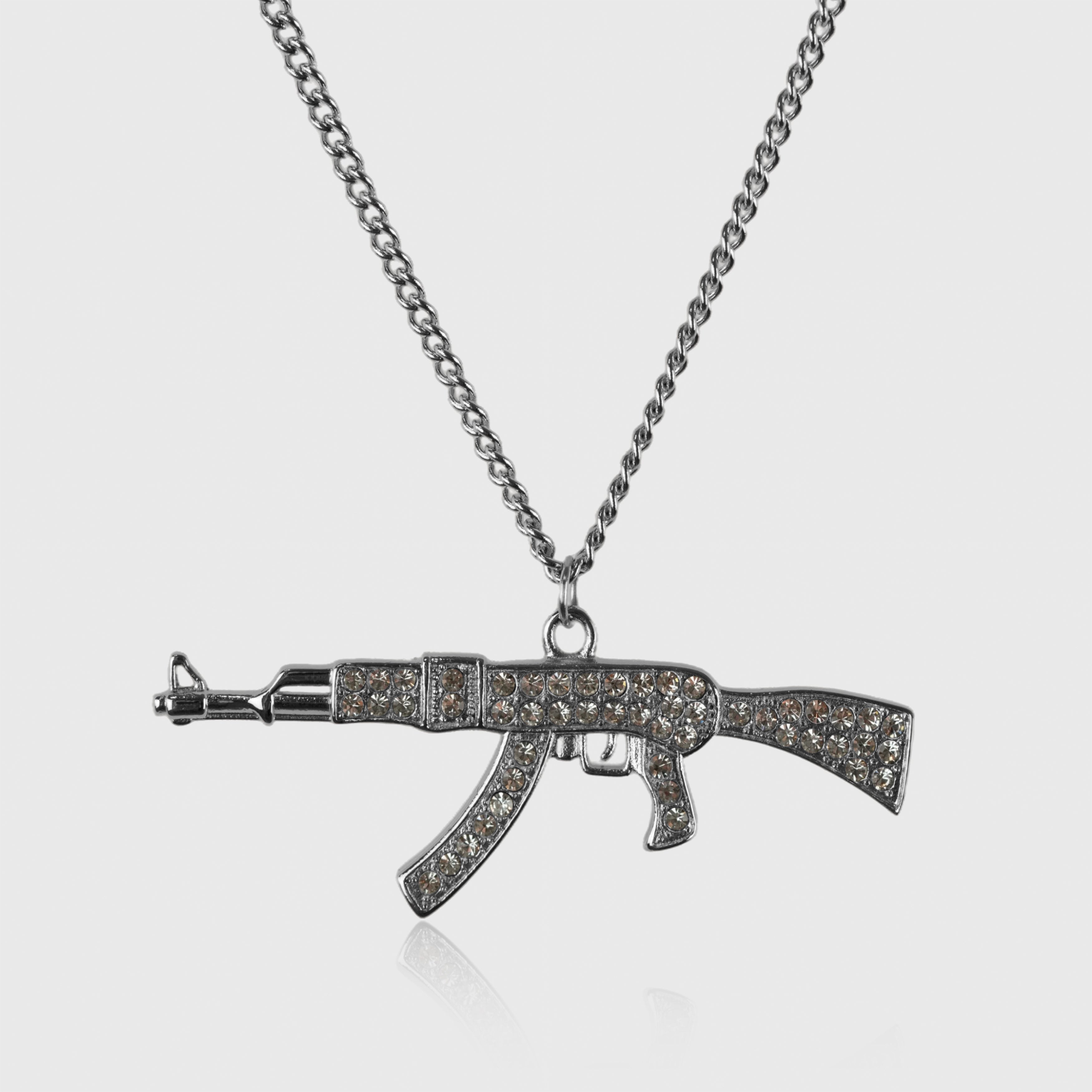 Sølvfarvet halskæde med AK-47 vedhæng besat med stene