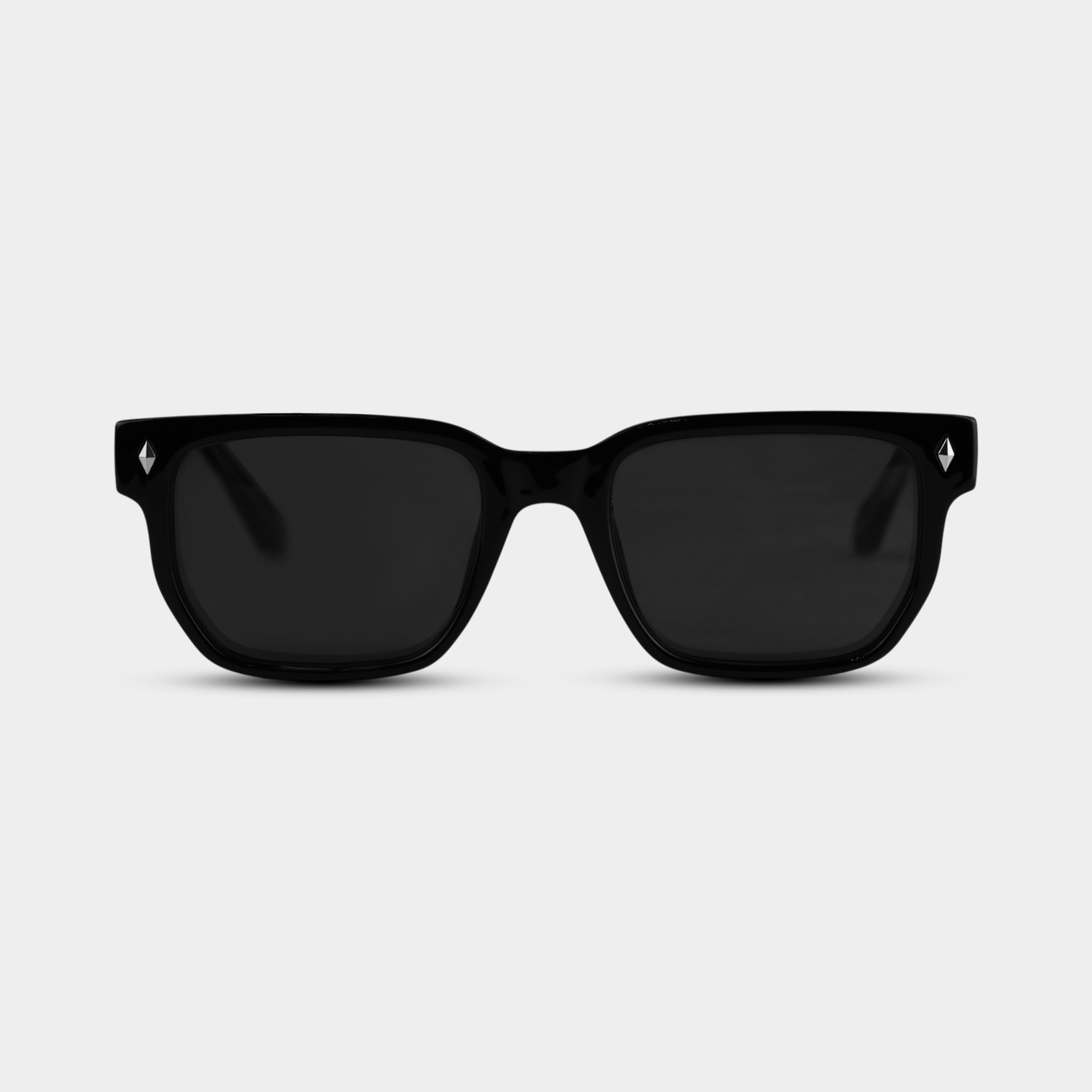 Sorte Alfred Blackout solbriller med mørke glas set forfra