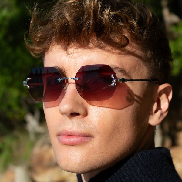 Mand med kantløse solbriller i walnut brown nuance