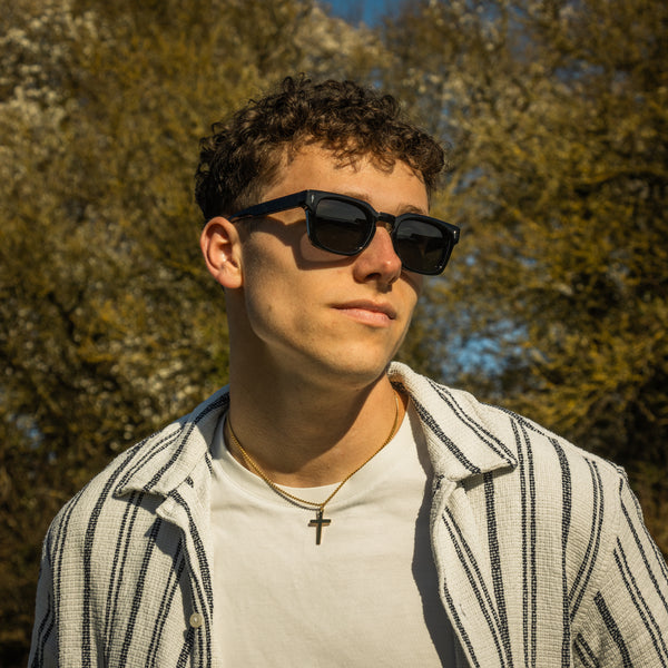 Sorte solbriller på mandlig model.