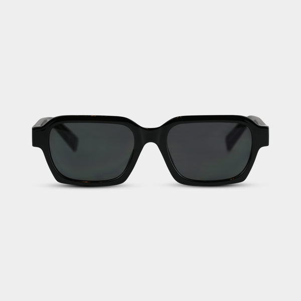 Holger Blackout solbriller i sort med mørke glas set forfra