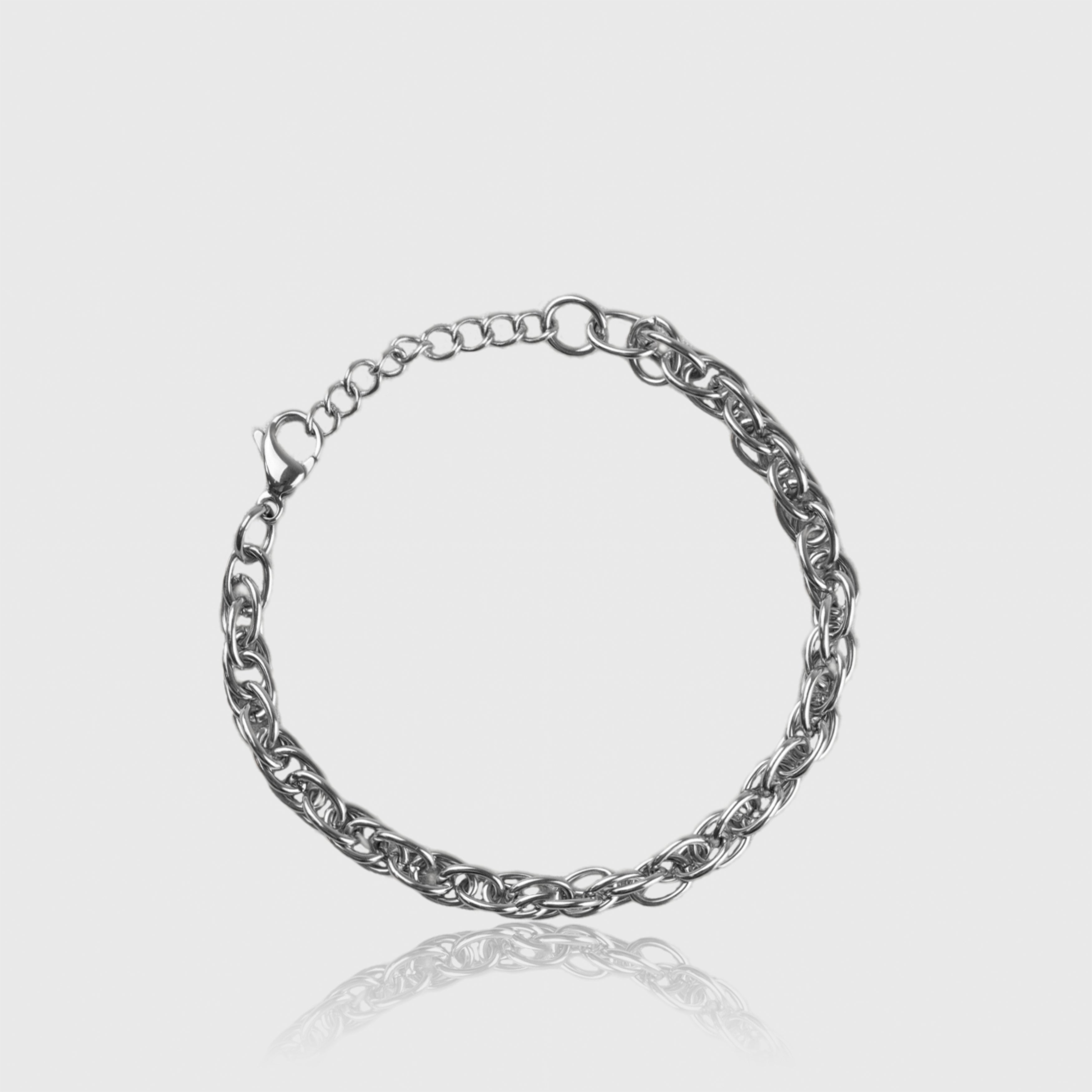 Sølvfarvet armbånd med snoet lænkedesign